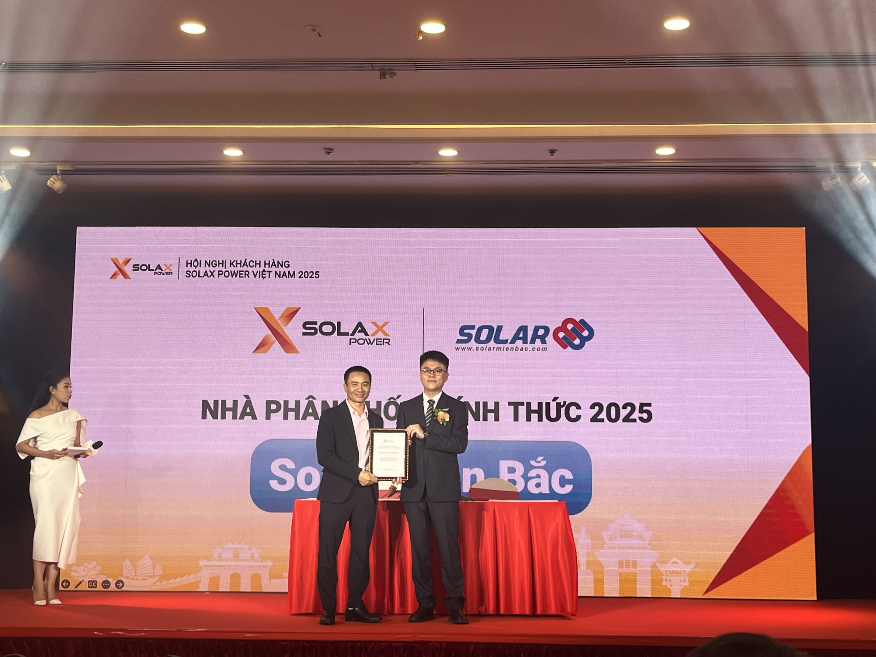 SolaX_Unveils_Next-Generation_Residential_Energy_Storage_Solutions_at_Vietnam_Solar_Summit_2025.jpg